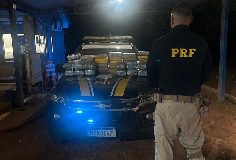 PRF apreende mais de 61 quilos de drogas em táxi e prende dois passageiros