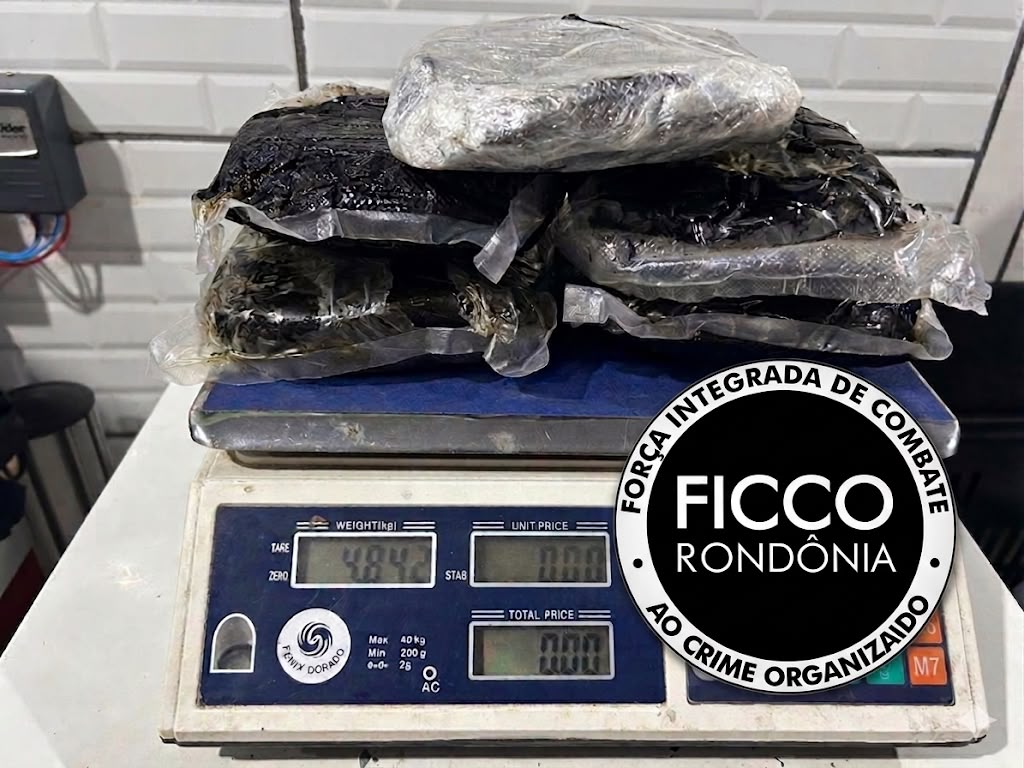 Dupla &eacute; presa com quase 5 quilos de maconha em Porto Velho