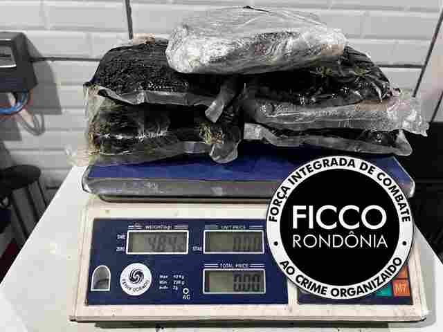Dupla &eacute; presa com quase 5 quilos de maconha em Porto Velho