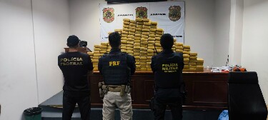 Opera&ccedil;&atilde;o conjunta intercepta carro com 210 quilos de maconha em Rond&ocirc;nia; um foi preso