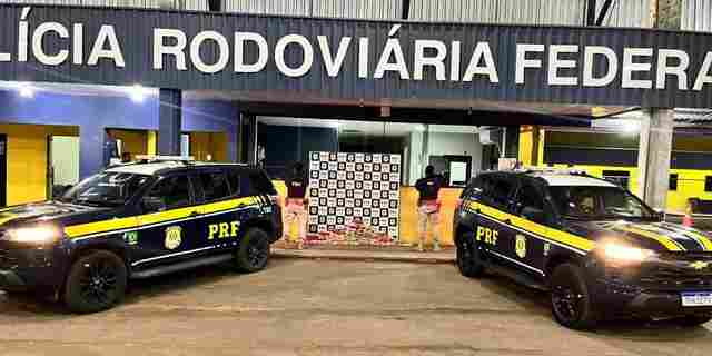 Passageiro &eacute; preso pela PRF com 79 kg de coca&iacute;na em malas dentro de &ocirc;nibus