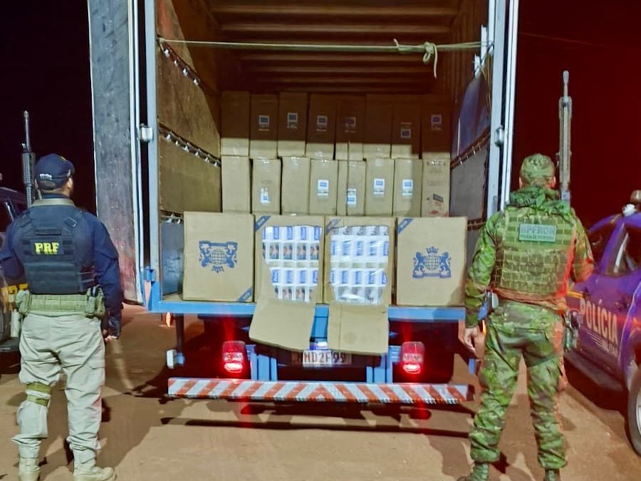 Fiscaliza&ccedil;&atilde;o na BR-364 intercepta carga milion&aacute;ria de cigarros contrabandeados