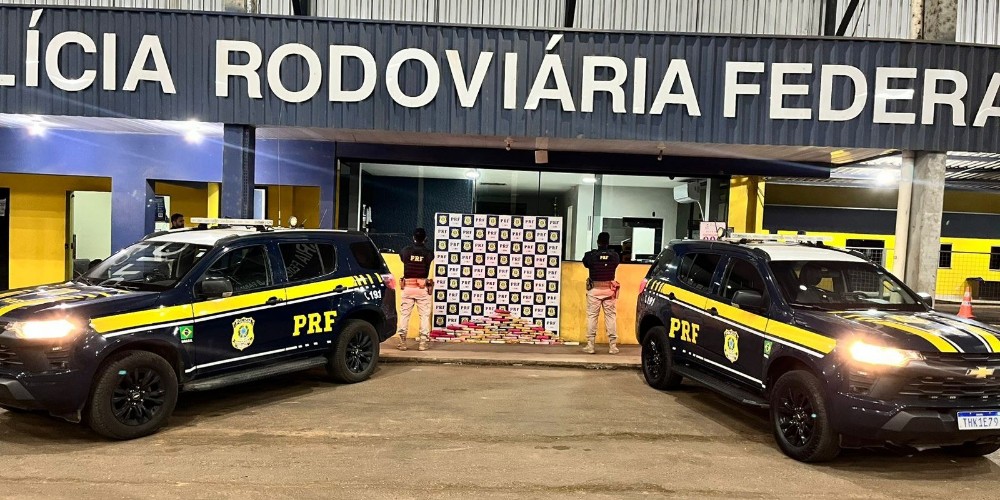 Passageiro &eacute; preso pela PRF com 79 kg de coca&iacute;na em malas dentro de &ocirc;nibus