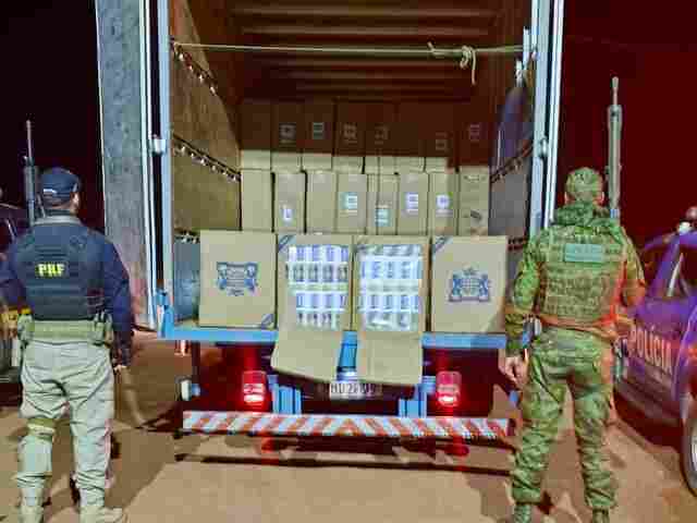 Fiscaliza&ccedil;&atilde;o na BR-364 intercepta carga milion&aacute;ria de cigarros contrabandeados