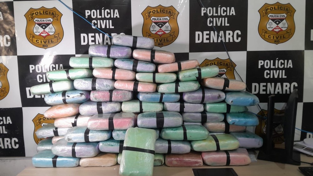 Opera&ccedil;&atilde;o conjunta do Denarc e Receita Federal prende dois e apreende v&aacute;rios tipos de drogas em distribuidora