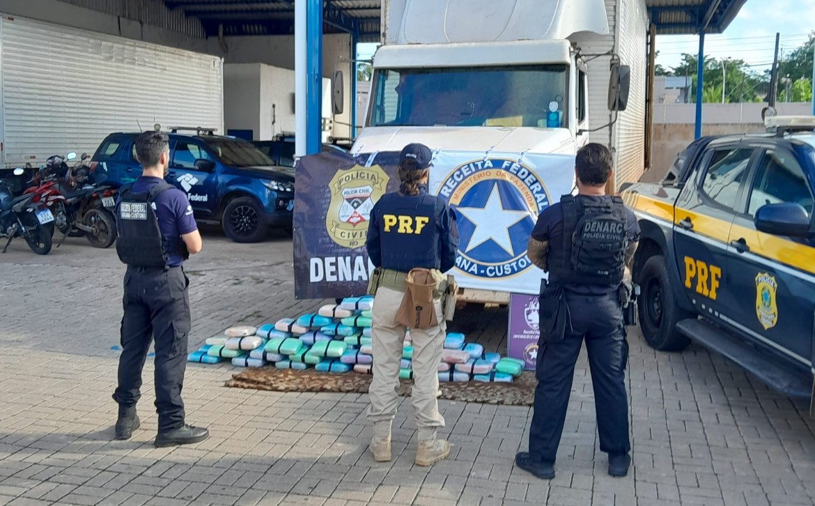 Opera&ccedil;&atilde;o conjunta do Denarc e Receita Federal prende dois e apreende v&aacute;rios tipos de drogas em distribuidora