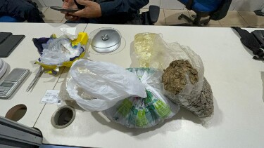 Den&uacute;ncia sobre crian&ccedil;a abandonada leva PM a im&oacute;vel com drogas e pistola na capital