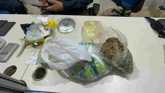 Den&uacute;ncia sobre crian&ccedil;a abandonada leva PM a im&oacute;vel com drogas e pistola na capital