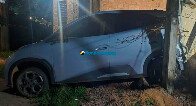 Motorista b&ecirc;bada perde controle de BYD e destr&oacute;i banheiro de casa em Porto Velho