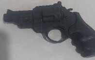 Ladr&atilde;o mascarado suspeito de roubar postos de combust&iacute;vels &eacute; preso com arma de brinquedo