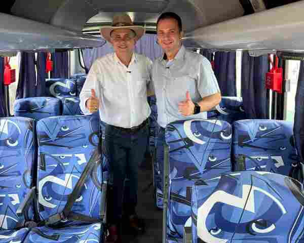 Dr. Lu&iacute;s do Hospital entrega micro-&ocirc;nibus para fortalecer transporte escolar em Buritis