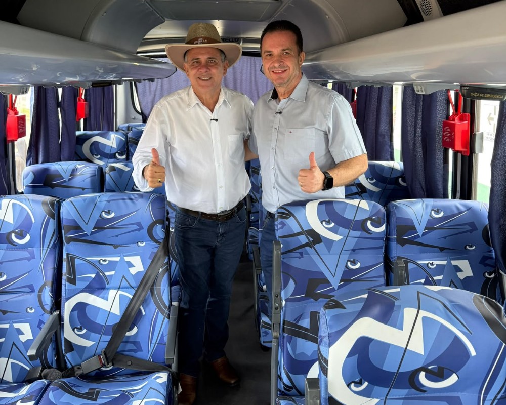 Dr. Lu&iacute;s do Hospital entrega micro-&ocirc;nibus para fortalecer transporte escolar em Buritis