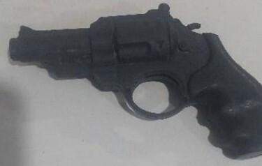 Ladr&atilde;o mascarado suspeito de roubar postos de combust&iacute;veis &eacute; preso com arma de brinquedo