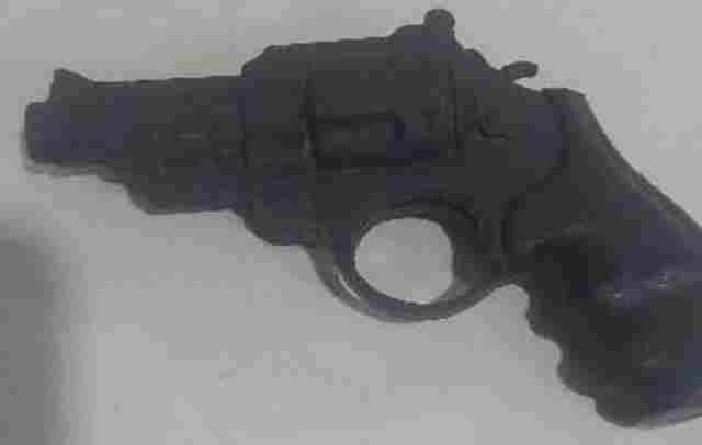 Ladr&atilde;o mascarado suspeito de roubar postos de combust&iacute;veis &eacute; preso com arma de brinquedo
