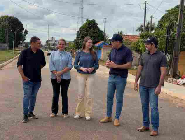 Gislaine Lebrinha acompanha obra de cal&ccedil;adas em Seringueiras