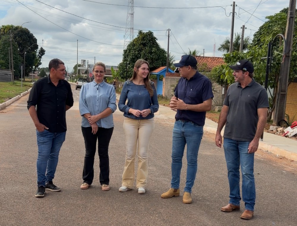 Gislaine Lebrinha acompanha obra de calçadas em Seringueiras