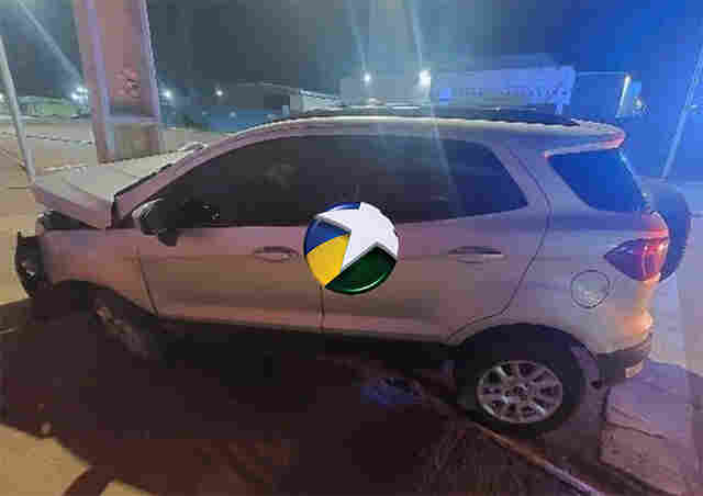 Motorista e ocupantes de carro fogem ap&oacute;s colis&atilde;o em poste