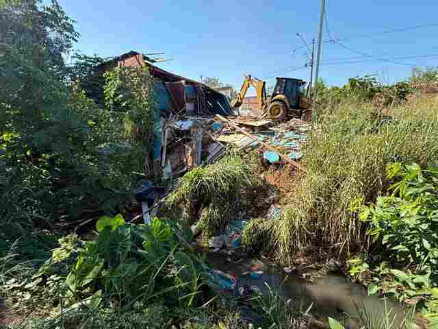 Casa constru&iacute;da h&aacute; mais de 15 anos em &Aacute;rea de Preserva&ccedil;&atilde;o Permanente &eacute; demolida na capital