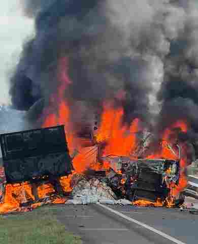 V&iacute;deo: carretas batem de frente, pegam fogo e explodem na BR-364