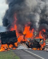 V&iacute;deo: carretas batem de frente, pegam fogo e explodem na BR-364