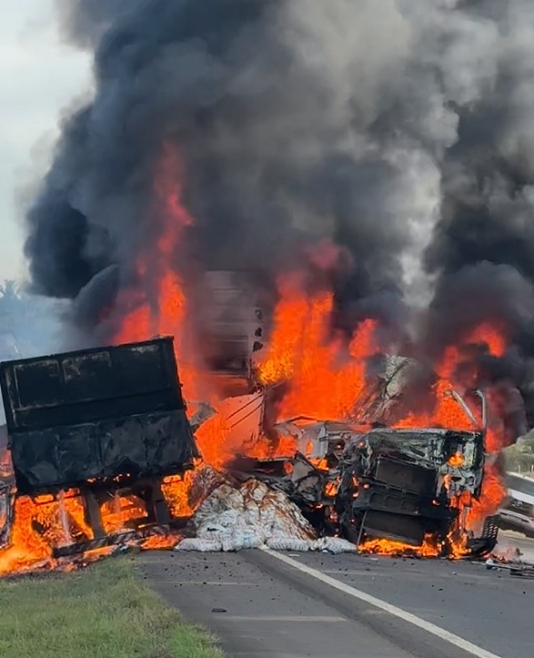V&iacute;deo: carretas batem de frente, pegam fogo e explodem na BR-364