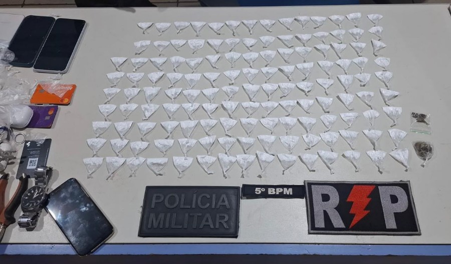 PM prende dois e apreende dezenas de invólucros de cocaína