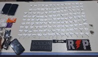 PM prende dois e apreende dezenas de inv&oacute;lucros de coca&iacute;na