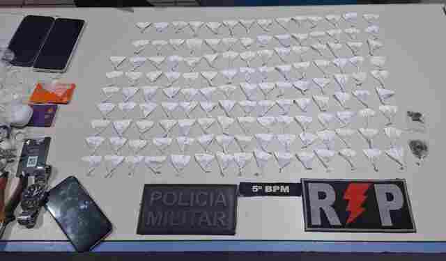 PM prende dois e apreende dezenas de inv&oacute;lucros de coca&iacute;na
