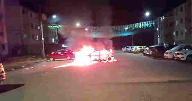 V&iacute;deo: carro &eacute; destru&iacute;do por inc&ecirc;ndio criminoso no Orgulho do Madeira