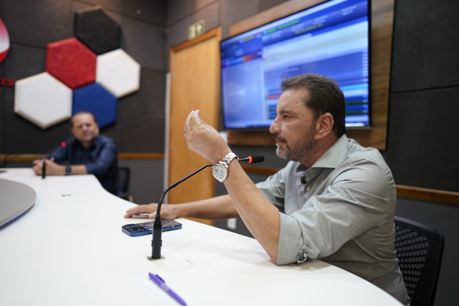 Leilão bilionário da Caerd tem "muita pressa e pouca transparência", denuncia Hildon Chaves