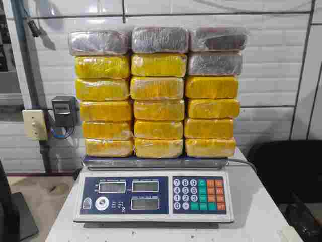 PRF intercepta dupla com 18,5 kg de coca&iacute;na; um &eacute; preso e outro foge