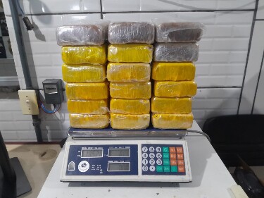 PRF intercepta dupla com 18,5 kg de coca&iacute;na; um &eacute; preso e outro foge
