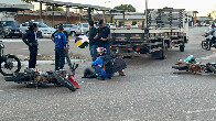 Motoboy avan&ccedil;a preferencial, causa acidente e deixa motociclista ferida na regi&atilde;o central de Porto Velho