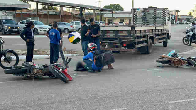 Motoboy avan&ccedil;a preferencial, causa acidente e deixa motociclista ferida na regi&atilde;o central de Porto Velho