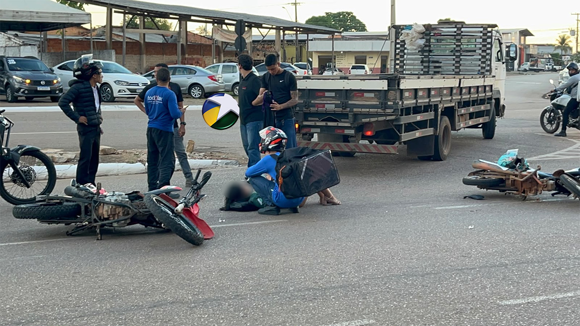 Motoboy avança preferencial, causa acidente e deixa motociclista ferida na região central de Porto Velho
