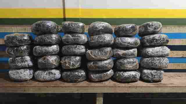 PM apreende mais de 30 kg de maconha durante abordagem em carro com problema mec&acirc;nico
