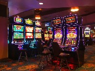 A ind&uacute;stria que fica por tr&aacute;s das luzes: quem fabrica as slot machines que equipam cassinos ao redor do mundo
