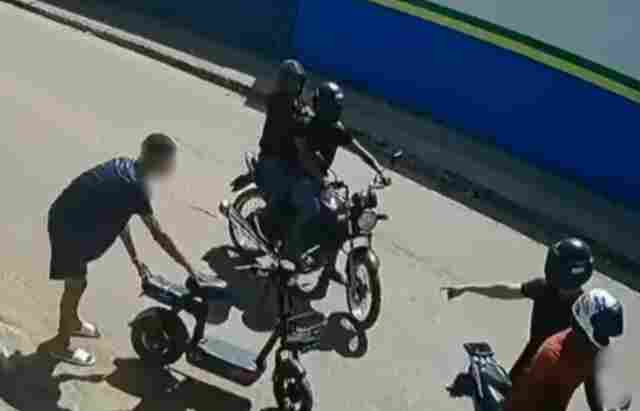 V&iacute;deo: criminosos rendem jovem e fogem com moto el&eacute;trica em frente &agrave; escola