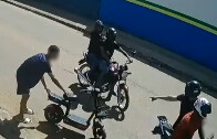V&iacute;deo: criminosos rendem jovem e fogem com moto el&eacute;trica em frente &agrave; escola