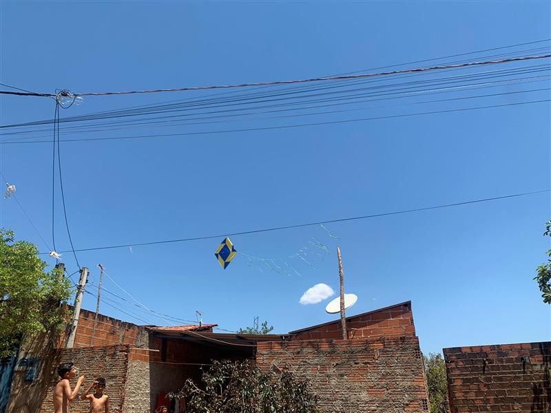 Energisa orienta população sobre cuidados ao empinar pipa próximo à rede elétrica