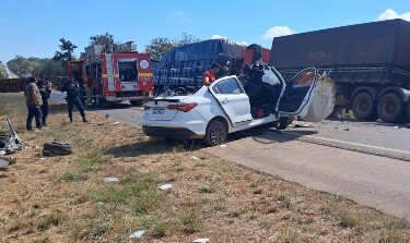 Acidente na BR-364 mata mulher, deixa tr&ecirc;s feridos graves e bloqueia rodovia