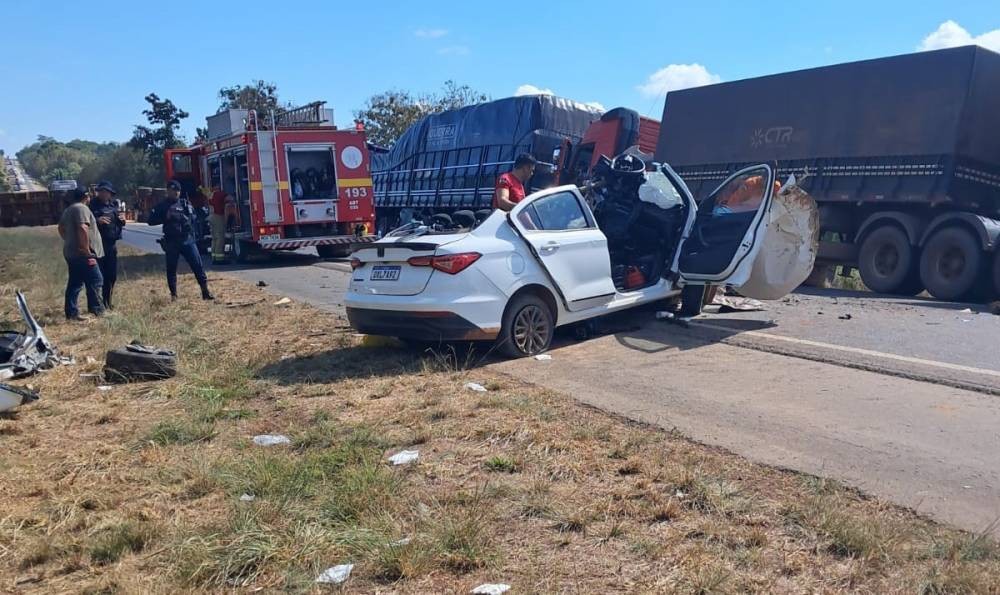 Acidente na BR-364 mata mulher, deixa tr&ecirc;s feridos graves e bloqueia rodovia
