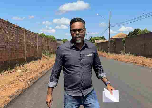 Dr. Santana acompanha in&iacute;cio da pavimenta&ccedil;&atilde;o da rua Humait&aacute;