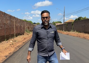 Dr. Santana acompanha in&iacute;cio da pavimenta&ccedil;&atilde;o da rua Humait&aacute;