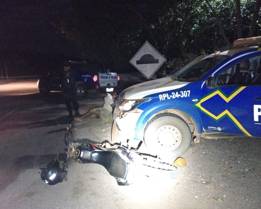 PM recupera motocicleta com restrição por estelionato e prende motociclista após colisão com viatura