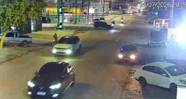 V&iacute;deo: motorista de Gol avan&ccedil;a preferencial, atinge gravemente motociclista e foge