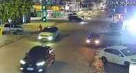 V&iacute;deo: motorista de Gol avan&ccedil;a preferencial, atinge gravemente motociclista e foge