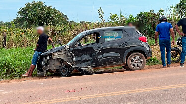 Carro capota v&aacute;rias vezes depois de atingir carreta pr&oacute;ximo aos pres&iacute;dios da capital
