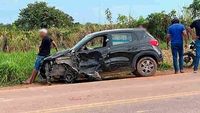 Carro capota v&aacute;rias vezes depois de atingir carreta pr&oacute;ximo aos pres&iacute;dios da capital
