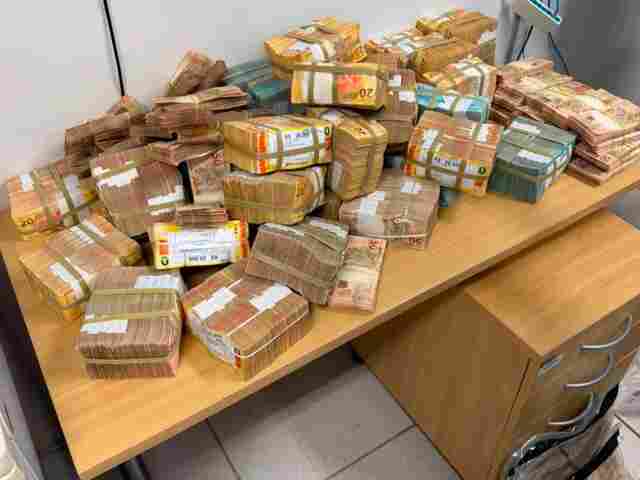 PF apreende R$ 2 milh&otilde;es em dinheiro ap&oacute;s saque em Porto Velho; seguran&ccedil;as fugiram